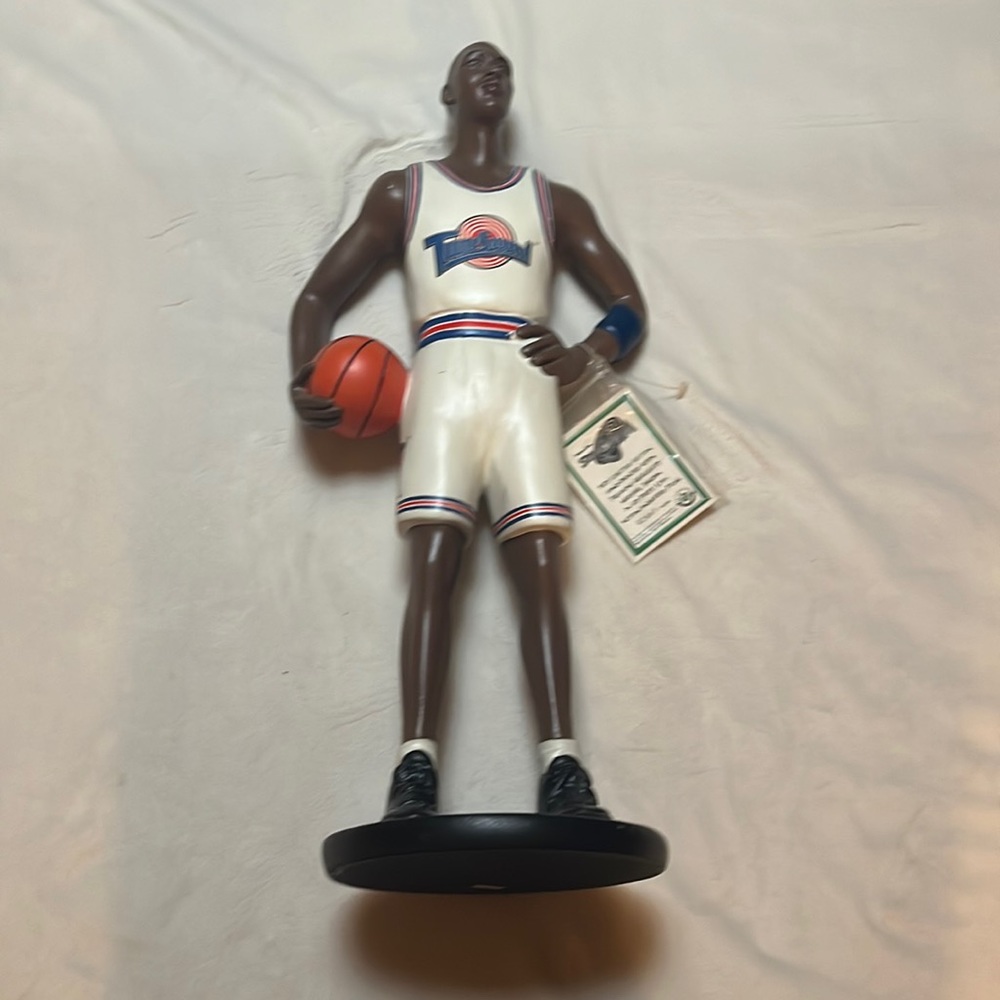 Limited edition. 2665/10000. Hand painted resin Michael Jordan from Space-jam.